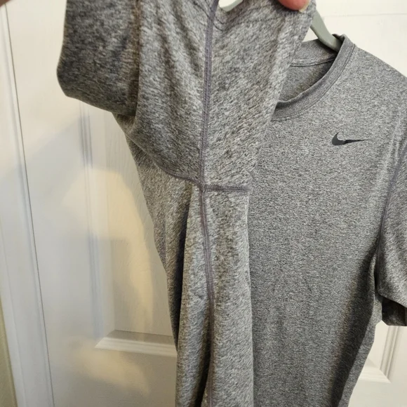 Nike Men’s Large Grey Dri-Fit Athletic Shirt – 100% Polyester Stretch Tee - Picture 6 of 9